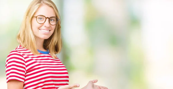 Krásná Mladá Žena Nosí Brýle Izolované Pozadí Pozvání Vstoupit Usmíval — Stock fotografie