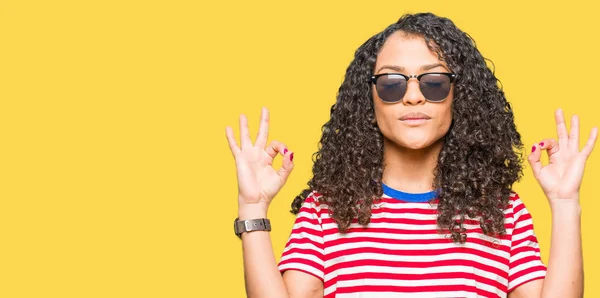 Jonge Mooie Vrouw Met Krullend Haar Dragen Zonnebril Ontspannen Glimlachen — Stockfoto