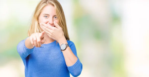 Hermosa Joven Con Suéter Azul Sobre Fondo Aislado Riéndose Señalando —  Fotos de Stock