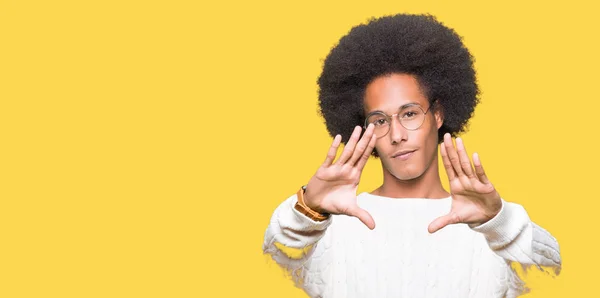 Jovem Americano Africano Com Cabelo Afro Usando Óculos Sorrindo Fazendo — Fotografia de Stock