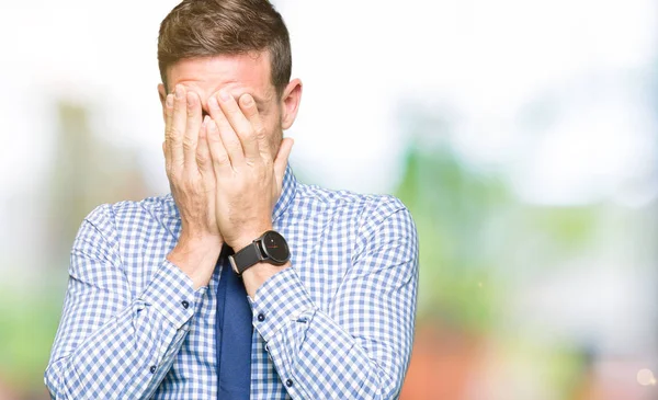 Hombre Negocios Guapo Usando Corbata Con Expresión Triste Cubriendo Cara — Foto de Stock