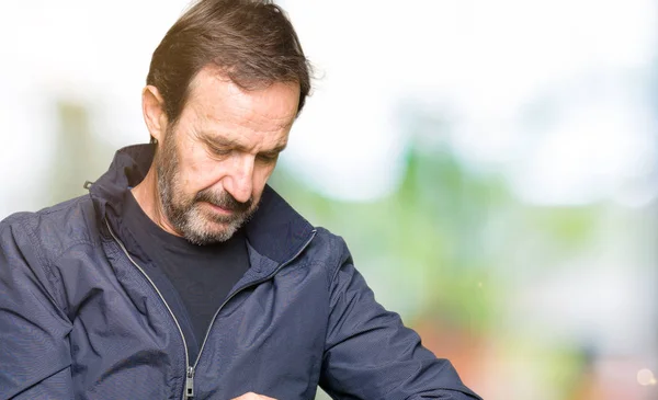 Hombre Guapo Mediana Edad Con Una Chaqueta Comprobación Hora Reloj —  Fotos de Stock