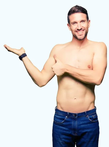 Hombre Guapo Sin Camisa Mostrando Pecho Desnudo Mostrando Palma Mano —  Fotos de Stock