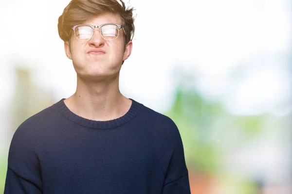 Homem Bonito Jovem Usando Óculos Sobre Fundo Isolado Soprando Bochechas — Fotografia de Stock