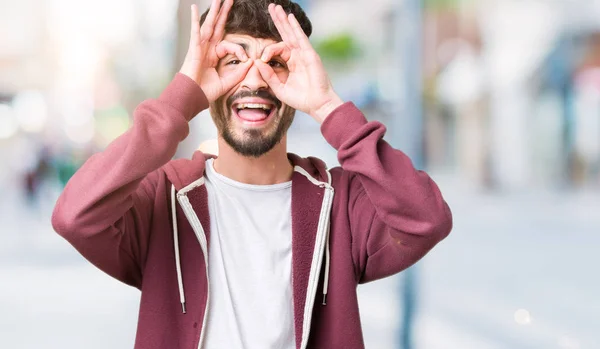 Jonge Knappe Man Geïsoleerde Achtergrond Doen Gebaar Als Verrekijker Steken — Stockfoto