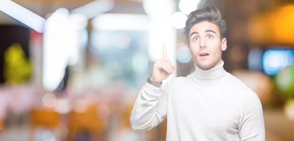 Joven Hombre Guapo Con Jersey Cuello Alto Sobre Fondo Aislado —  Fotos de Stock