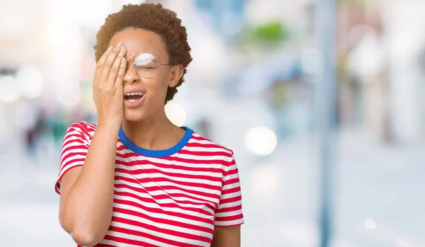 Linda Jovem Afro Americana Vestindo Óculos Sobre Fundo Isolado Bocejo — Fotografia de Stock