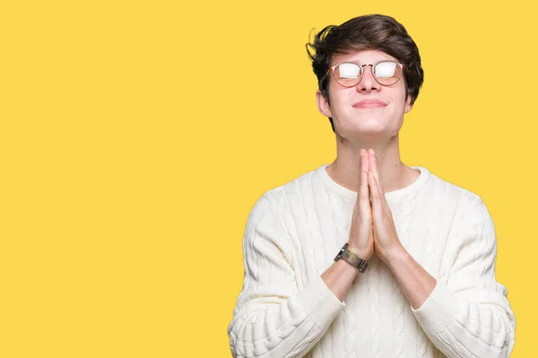 Joven Hombre Guapo Con Gafas Sobre Fondo Aislado Rezando Con —  Fotos de Stock