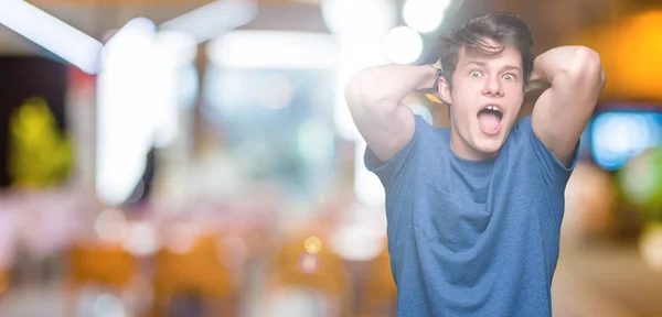 Jovem Homem Bonito Vestindo Camiseta Azul Sobre Fundo Isolado Louco — Fotografia de Stock