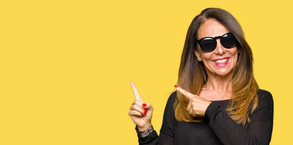 Beautiful Middle Age Woman Wearing Sunglasses Smiling Looking Camera Pointing — Stock Photo, Image