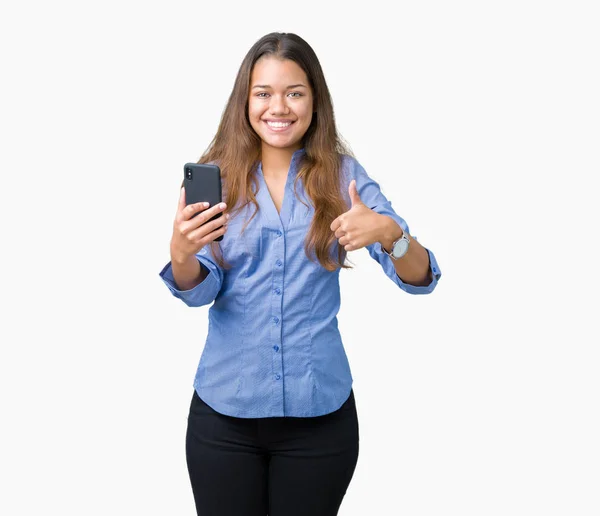 Joven Hermosa Mujer Negocios Morena Utilizando Teléfono Inteligente Sobre Fondo — Foto de Stock