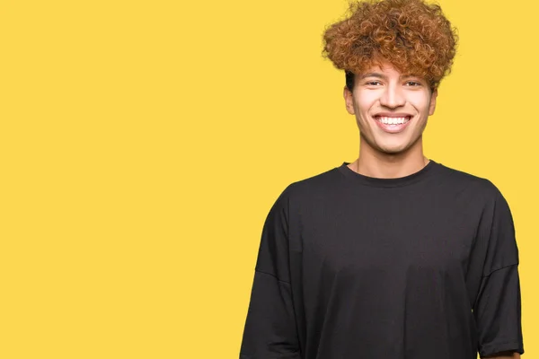 Jonge Knappe Man Met Afro Haar Dragen Zwart Shirt Met — Stockfoto