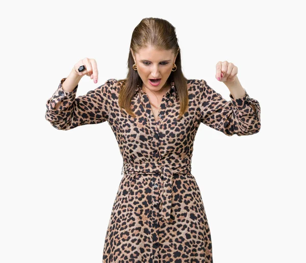 Hermosa Mujer Rica Madura Mediana Edad Con Vestido Leopardo Sobre —  Fotos de Stock