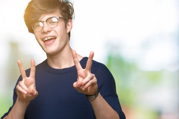 Homem Bonito Jovem Usando Óculos Sobre Fundo Isolado Sorrindo Olhando — Fotografia de Stock