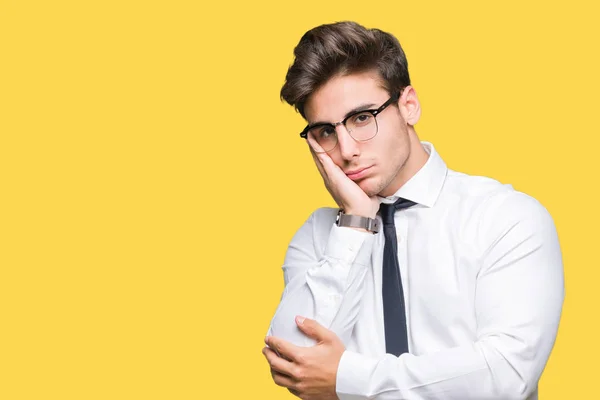 Junger Geschäftsmann Mit Brille Vor Isoliertem Hintergrund Der Müde Und — Stockfoto