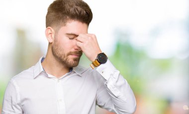 Genç yakışıklı iş adamı burun ve göz yorgunluğu ve baş ağrısı duygu sürtünme yorgun. Stres ve hayal kırıklığı kavramı.