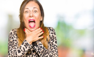 Güzel orta yaş kadın giyiyor leopar hayvan desenli bağırarak elbise ve çünkü boğmak acı kendi ellerimle öldürürüm. Sağlık sorunu. Yaralarından ve intihar kavramı.