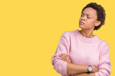 İzole arka tarafına silahlarla seyir gülümseyen güzel genç Afro-Amerikan kadın ikna ve kendine güvenen geçti