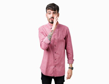 Kötü amaçlı konuşma konuşma fısıldayan izole arka plan el gizli söylenti söylüyor ağzına üzerinde pembe gömlek giymiş genç yakışıklı adam