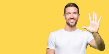 Yakışıklı adam gösterilen ve parmakları ile işaret casual beyaz t-shirt giyen beş kendinden emin ve mutlu gülümseyerek iken numara.