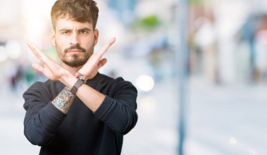 Genç yakışıklı adam izole arka plan ret ifade geçiş silah eksi işareti, kızgın surat yapıyor