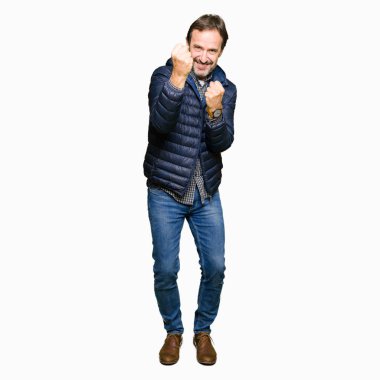 Orta yaş yakışıklı adam giyen kış ceket yumruk savunma hareketi, kızgın ve üzgün yüz, sorunu korkuyor ile savaşmaya hazır