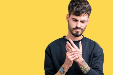 Elleri ve parmakları, artrit inflamasyon izole arka plan acı acı genç yakışıklı adam