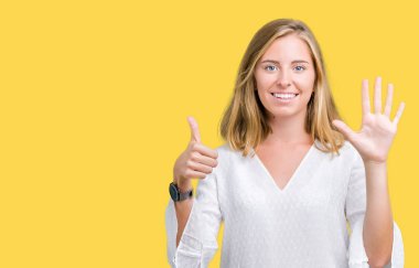 Güzel genç zarif kadın gösterilen ve parmakları ile işaret izole arka plan yüzünden kendinden emin ve mutlu gülümseyerek süre 6 numara.