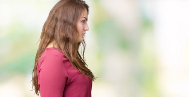 Güzel izole arka plan seyir üzerinde genç kadın boyutu artı yan, doğal yüz emin gülümseme ile pozuyla profil sakin ol için.