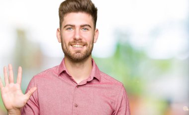 Gösterilen ve parmakları ile işaret genç yakışıklı iş casual adam kendinden emin ve mutlu gülümseyerek süre beş numara.