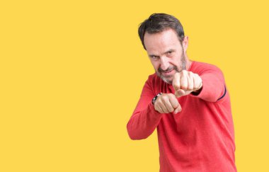 Kavga etmek izole arka plan kum yumruk, saldırgan ve kızgın saldırı, tehdit ve şiddet kış kazak giymiş yakışıklı orta yaş ağarmış komuta sizde