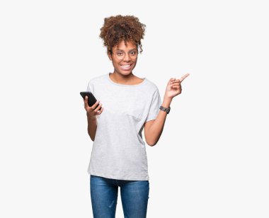 İzole arka tarafına el ve parmak ile işaret çok mutlu üzerinde akıllı telefon kullanan genç Afro-Amerikan kadın