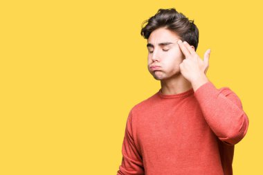 İzole genç yakışıklı adam arka plan çekim ve öldürmek kendini el ve parmaklara baş, intihar jest işaret.