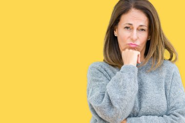 Düşünme izole arka plan bakmaktan kış kazak giyen güzel orta yaş kadın yorgun ve sıkılmış çapraz silah depresyon sorunları ile.