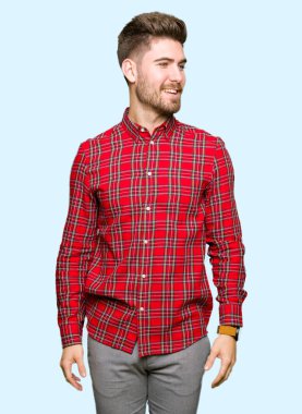 Uzak tarafına yüzünde, doğal ifade gülümseme ile seyir yakışıklı delikanlı. Kendine güvenen gülüyor.