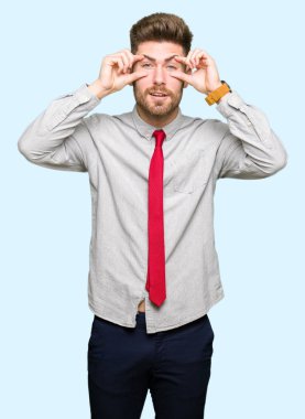 Genç yakışıklı iş adamı ile parmak, Uykulu ve sabah yorgunluk için yorgun gözlerini açmaya çalışıyor