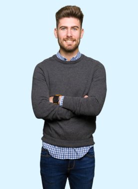 Genç yakışıklı zarif adam mutlu yüz ile gülümseyerek kameraya seyir silah geçti. Olumlu bir kişi.