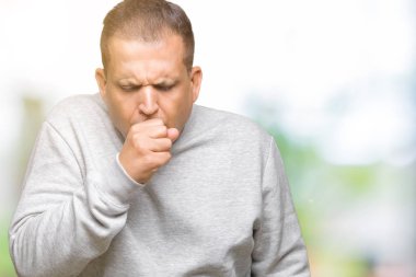 Orta yaş Arap duygu hasta ve soğuk veya bronşit için semptom olarak öksürük izole arka plan üzerinde spor kazak giyen adam. Sağlık kavramı.