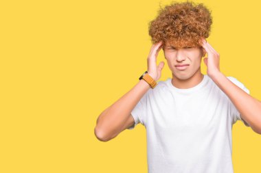 Çünkü baş baş ağrısı için üzerinde el ile rahat beyaz t-shirt giyen afro saçlı yakışıklı delikanlı stres. Migren muzdarip.