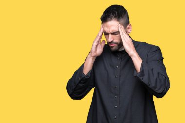 Kafa ağrısı için baş el ile izole arka plan üzerinde genç Hıristiyan rahip stres çünkü. Migren muzdarip.