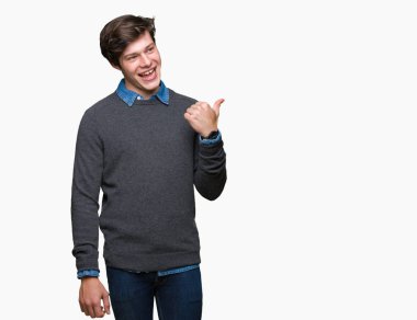 Genç yakışıklı zarif adam arıyor ve başparmak yanında yukarıyı mutlu yüz ile gülümseyen izole arka plan üzerinde.