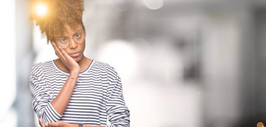 Güzel genç Afro-Amerikan kadın seyir yorgun ve bıkkın ile depresyon sorun Çapraz kollar ile izole arka plan düşünme üzerinde gözlük.