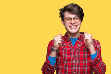 Yakışıklı delikanlı izole arka kolları olan başarı için heyecan üzerinde gözlük takan zafer kutluyor gülümseyen kaldırdı. Kazanan kavramı.