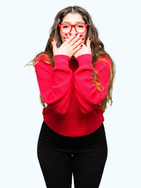 Joven Hermosa Mujer Con Gafas Rojas Sorprendió Cubriendo Boca Con —  Fotos de Stock