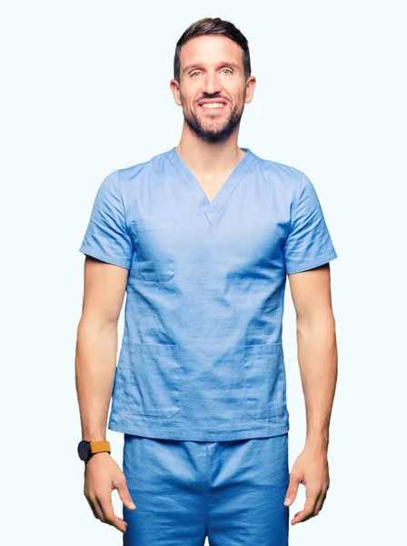 Bonito Médico Homem Vestindo Uniforme Médico Sobre Fundo Isolado Olhando — Fotografia de Stock