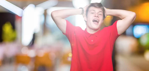 Fiatal Jóképű Férfi Viselő Piros Shirt Elszigetelt Háttér Crazy Megijedt — Stock Fotó