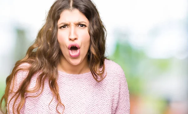 Junge Schöne Frau Trägt Rosa Pullover Angst Und Schockiert Mit — Stockfoto