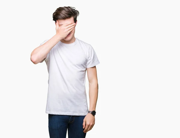 Joven Hombre Guapo Con Camiseta Blanca Casual Sobre Fondo Aislado —  Fotos de Stock