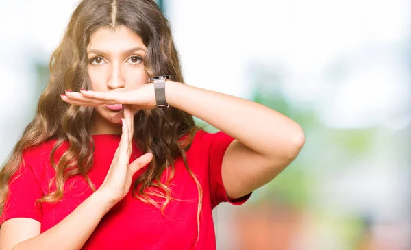 Junge Schöne Frau Lässigem Shirt Bei Der Auszeit Geste Mit — Stockfoto