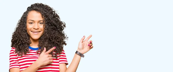 Junge Schöne Frau Mit Lockigem Haar Trägt Gestreiftes Shirt Lächelnd — Stockfoto